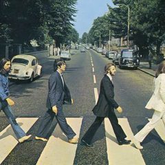 ザ・ビートルズ『サージェント・ペパーズ』発売ちょうど50周年目の日、アビイ・ロードの横断歩道が『サージェント・ペパーズ』カラーに