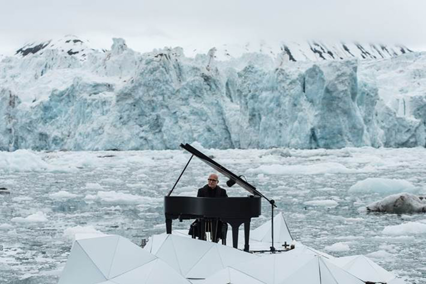 イタリアの“巨匠”作曲家 ルドヴィコ・エイナウディ、北極海の氷上の舞台で演奏した新たな映像が公開