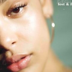 R&Bシンガー、ジョルジャ・スミス、デビューアルバムから「Blue Lights」のミュージック・ビデオを公開