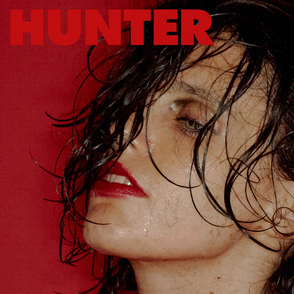 アンナ・カルヴィが新作『ハンター』を8月にリリースすることが決定。新曲のMVも公開