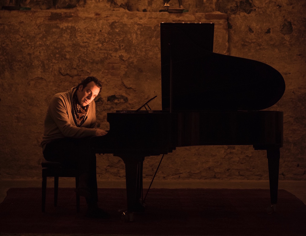 チリー・ゴンザレス、『Solo Piano lll』より新曲「Pretenderness」を公開