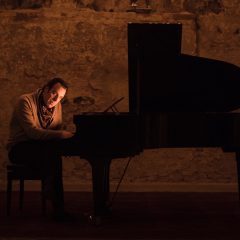 チリー・ゴンザレス、『Solo Piano lll』から「October 3rd」の演奏動画が公開