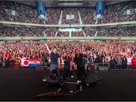 2CELLOS、日本のファンへのメッセージと記念写真を公開