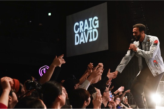 クレイグ・デイヴィッド、8年ぶり大熱狂の来日公演ライヴ・レポート公開