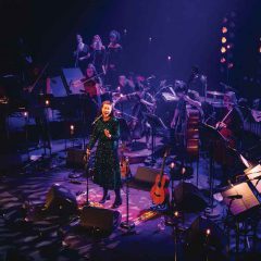 アイルランドの国民的歌姫リサ・ハニガン、クラシカル・オーケストラ集団スターゲイズとのライヴ・アルバムを5月に発売決定
