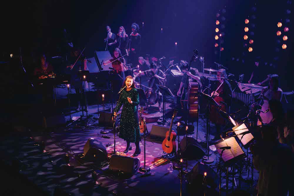 アイルランドの国民的歌姫リサ・ハニガン、クラシカル・オーケストラ集団スターゲイズとのライヴ・アルバムを5月に発売決定