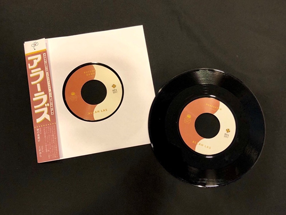 西海岸サイケロックバンド、アラーラズの超限定日本仕様  盤７インチ・レコードが公演会場にて販売決定