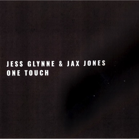 ジェス・グリン、ジャックス・ジョーンズとの最新コラボ曲「ワン・タッチ」をリリース