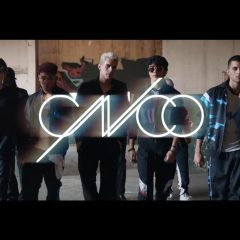 PRETTYMUCH×CNCO、新曲「メ・ネセシータ」のミュージック・ビデオ公開