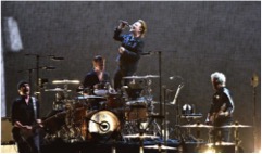 U2、13年ぶりの来日公演で名作『ヨシュア・トゥリー』を完全再現