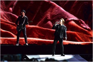 U2、13年ぶりの来日公演で名作『ヨシュア・トゥリー』を完全再現