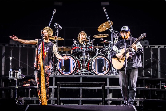 エド・シーラン、ONE OK ROCKとの「シェイプ・オブ・ユー」パフォーマンス映像を公開