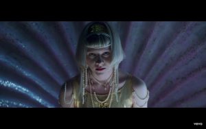 オーロラ、約1年振りの新曲「Exist For Love」をミュージック・ビデオと同時公開
