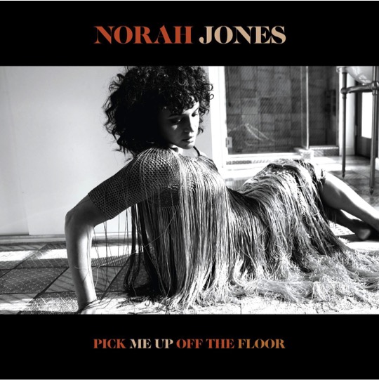 ノラ・ジョーンズ、ニュー・アルバムからの先行配信曲「ウァー・ユー・ウォッチング？」をリリース