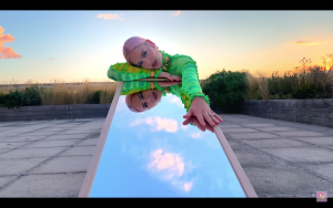 アン・マリー、ドージャ・キャットをフィーチャーした新曲「トゥ・ビー・ヤング」をリリース