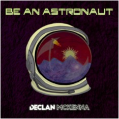 デクラン・マッケンナ、9月発売のニュー・アルバムから新シングルとライヴ映像を公開