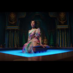 ジェネイ・アイコ 『ラーヤと龍の王国』エンドソングのミュージック・ビデオが解禁