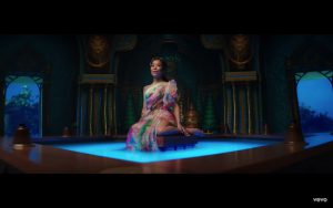 ジェネイ・アイコ 『ラーヤと龍の王国』エンドソングのミュージック・ビデオが解禁