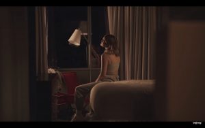 オリヴィア・ホルト、最新シングル「Do You Miss Me」のミュージックビデオを公開