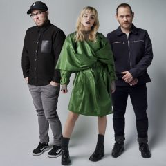CHVRCHES 待望のニュー・アルバムから 新曲「HOW TO NOT DROWN (ROBERT SMITH REMIX)」を公開