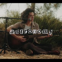 コナン・グレイ、新曲「Astronomy」のアコースティック・ビデオを公開