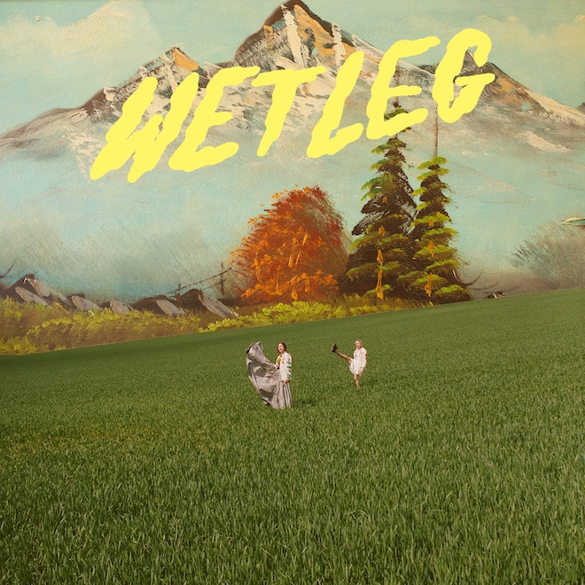 ウェット・レッグ(Wet Leg) 、中毒性抜群のデビュー・シングル「Chaise Longue」をMVと共に公開