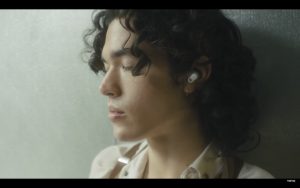 コナン・グレイ、新曲「People Watching」のミュージック・ビデオを公開