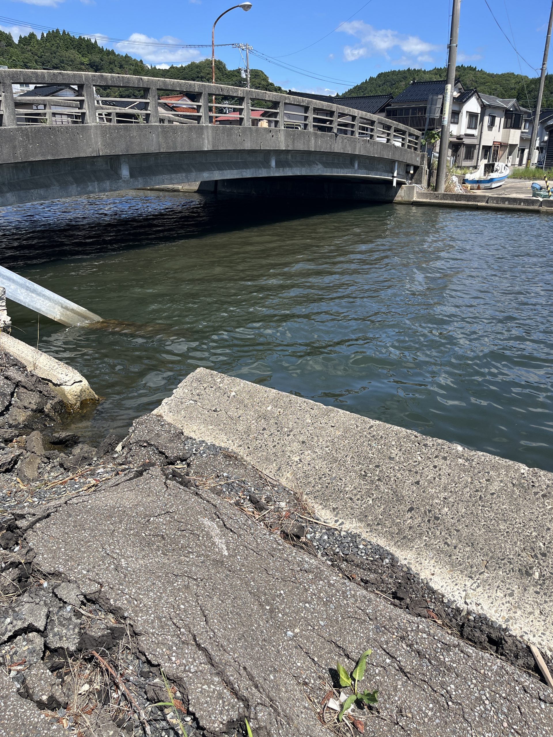 宇出津港の護岸の亀裂