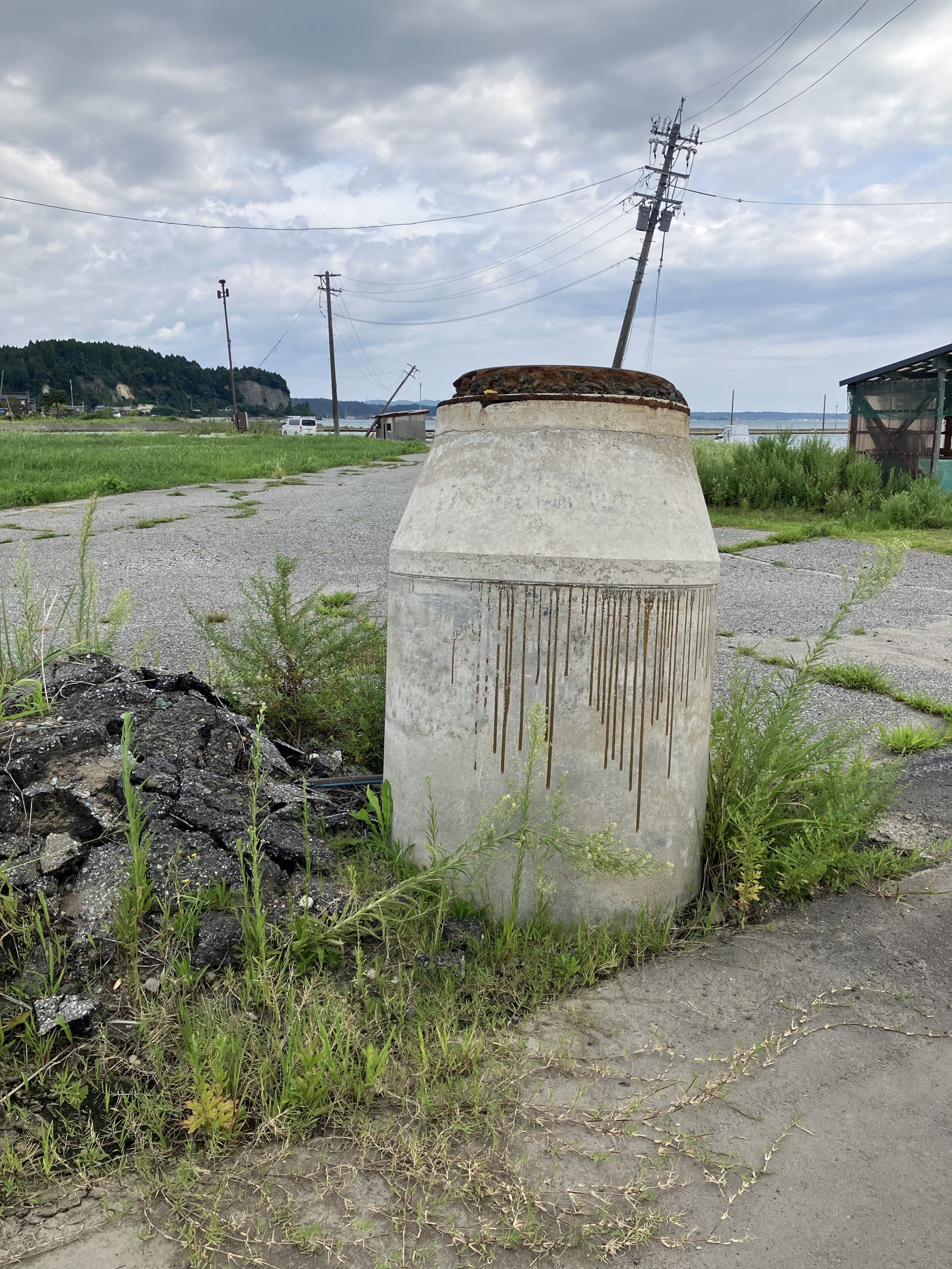 珠洲市の隆起したマンホール